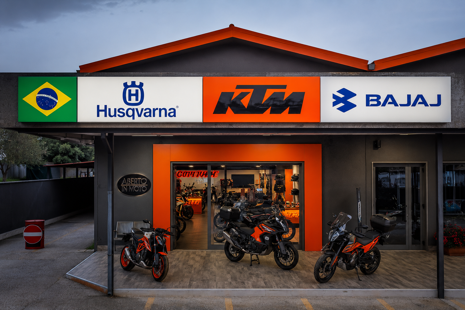 Fachada de concessionária com os logotipos da KTM e Husqvarna sob gestão da Bajaj no Brasil