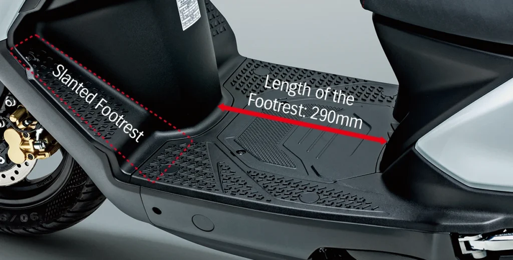 Detalhe do assoalho plano da scooter Haojue Burgman ADX 125 destacando o espaço de 290 milímetros para os pés.