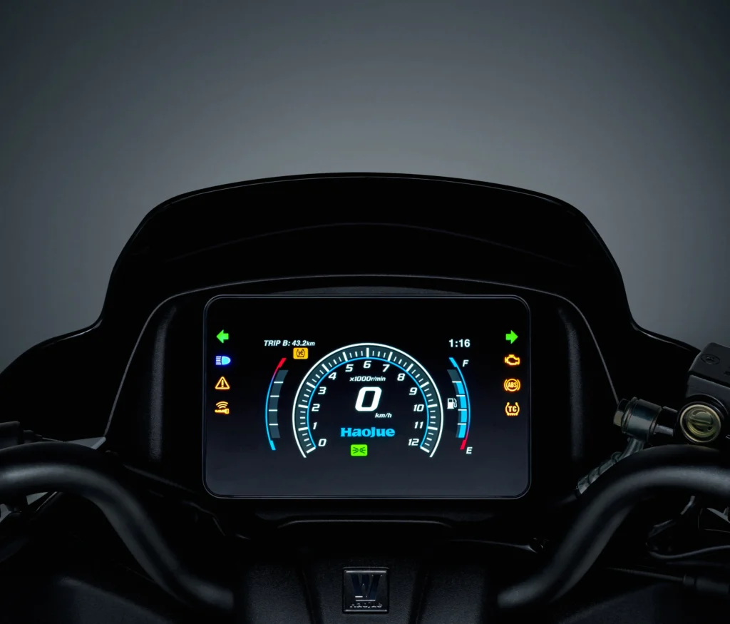 Painel digital completo e aceso da scooter Haojue Burgman ADX 125 exibindo o conta-giros, velocímetro e luzes indicadoras.
