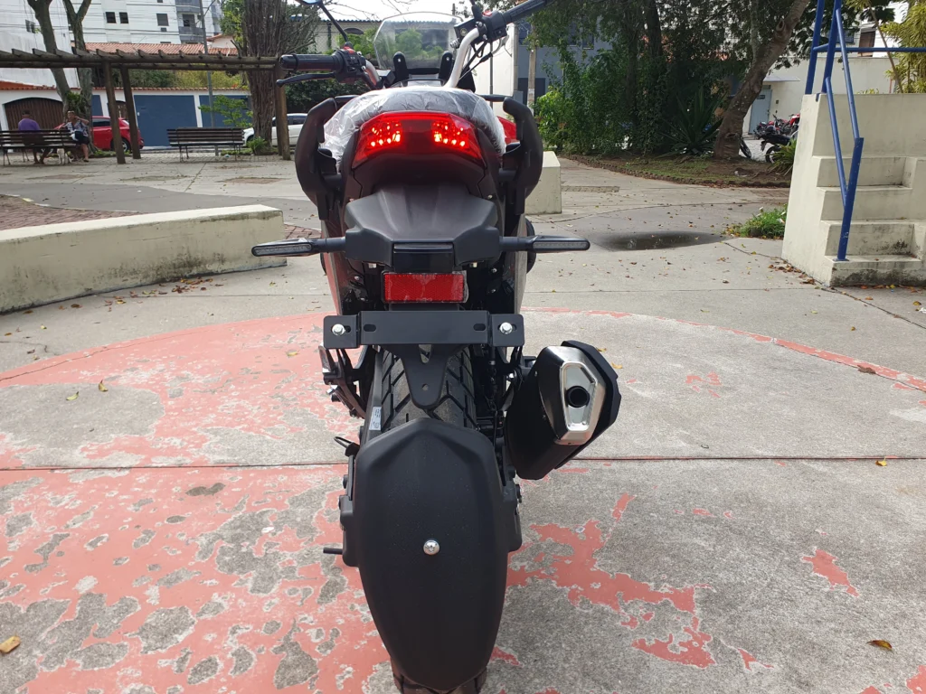 Lanterna traseira em LED vermelha acesa da moto Shineray Storm 200 EFI à noite