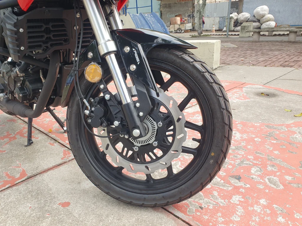 Suspensao dianteira de garfo invertido dourado e roda com freio a disco e ABS da moto Storm 200