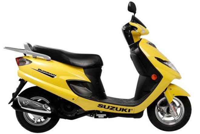 Antiga scooter Suzuki Burgman 125 amarela de perfil com fundo branco.