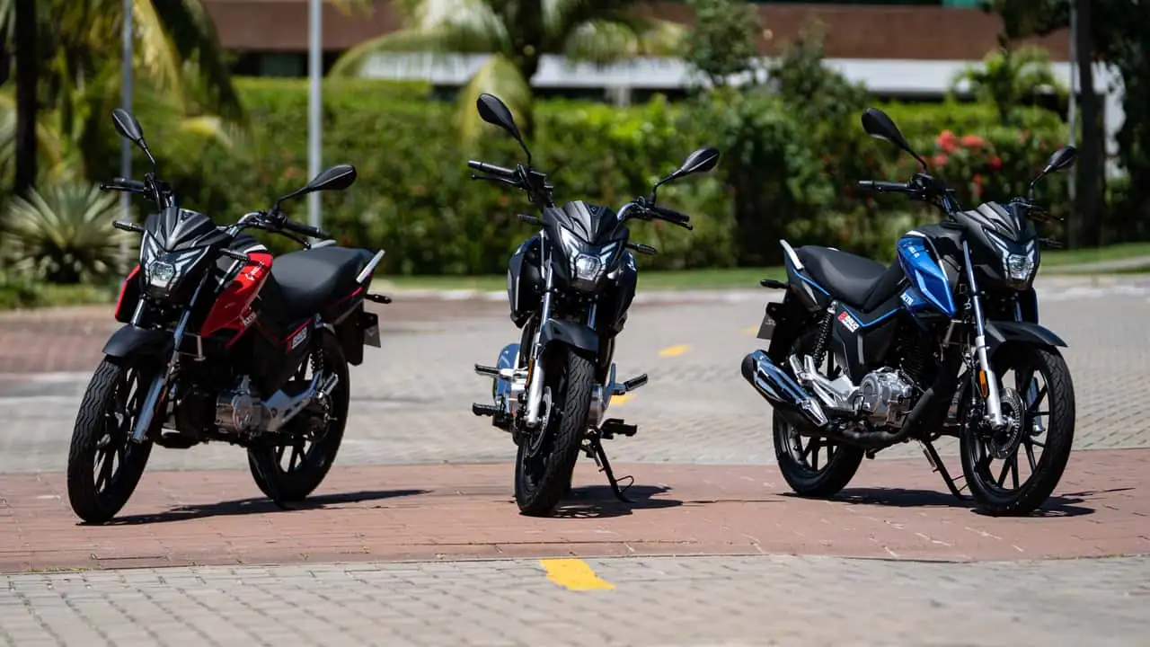 Nova motocicleta Avelloz AZ170 Bravo 2026 em exposição de frente