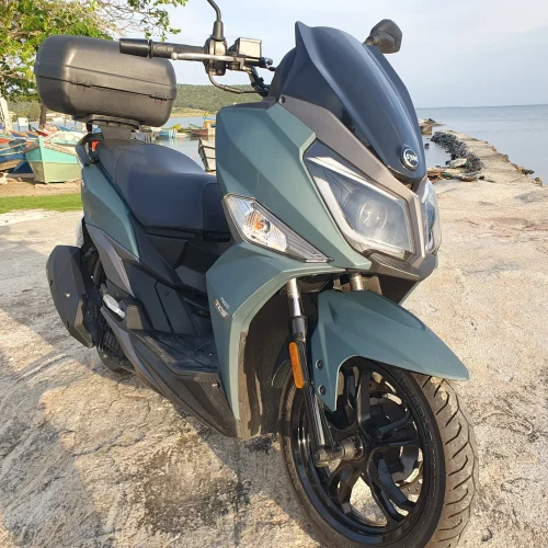 Scooter SYM Cruisym 150 2026 verde em teste de 5 meses