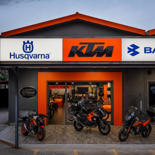 Fachada de concessionária com os logotipos da KTM e Husqvarna sob gestão da Bajaj no Brasil