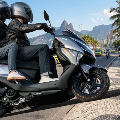 Nova scooter Haojue Burgman ADX 125 cinza rodando na orla de Copacabana.