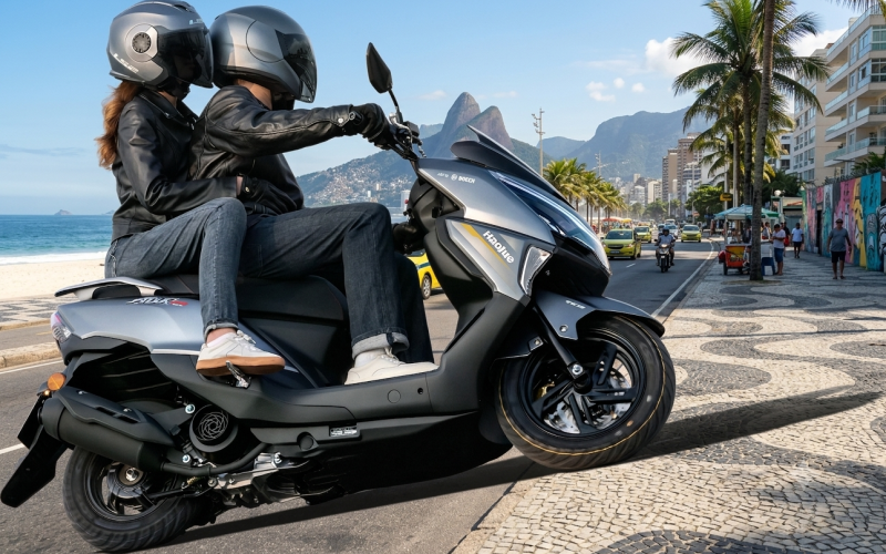 Nova scooter Haojue Burgman ADX 125 cinza rodando na orla de Copacabana.