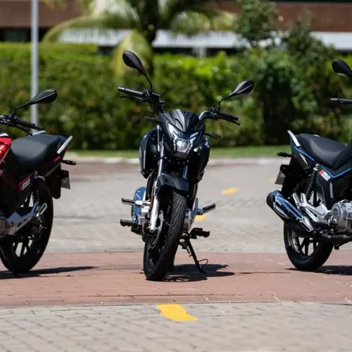 Nova motocicleta Avelloz AZ170 Bravo 2026 em exposição de frente
