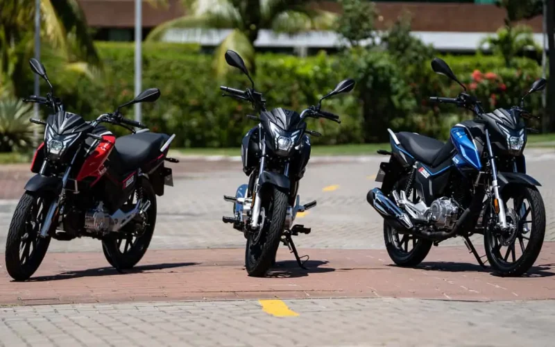 Nova motocicleta Avelloz AZ170 Bravo 2026 em exposição de frente